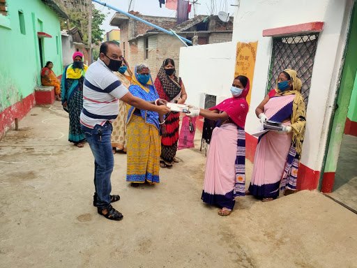 Grihjyoti | आंगनबाड़ी सेविका द्वारा घर घर जाकर दूध का किया जा रहा...